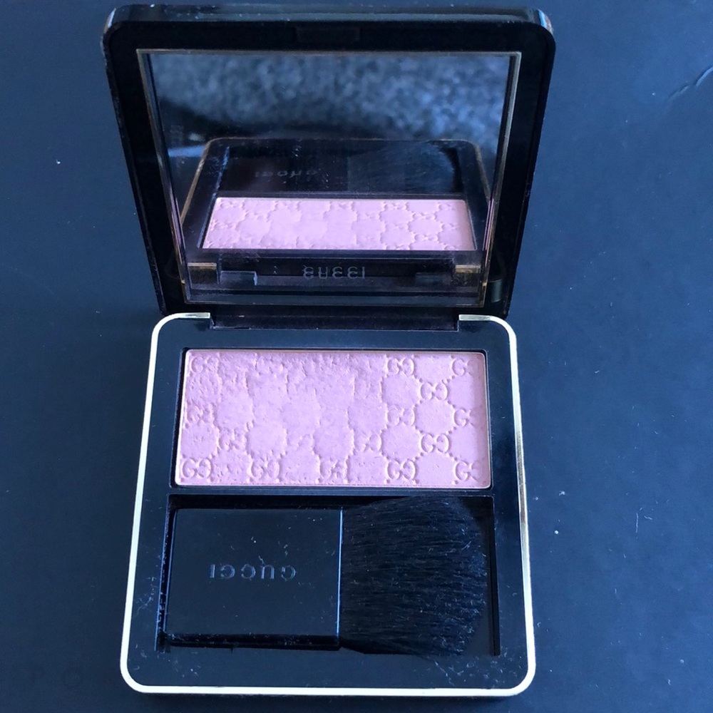 Gucci sheer blushing powder 010 Spring Rose